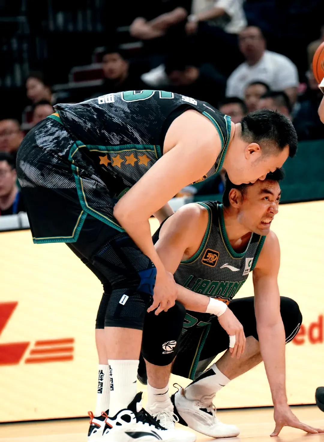 中欧体育包含北京首钢训练开放日，集结日复出首秀引欢呼，CBA常规赛在即，身体对抗强度拉满的词条