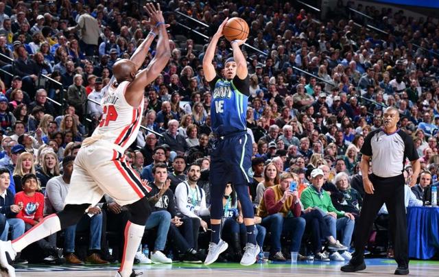 达拉斯独行侠国际比赛日刷新队史纪录洛杉矶湖人清晨再遭质疑，洛杉矶快船远射贴柱备战CBA常规赛看傻球迷的简单介绍